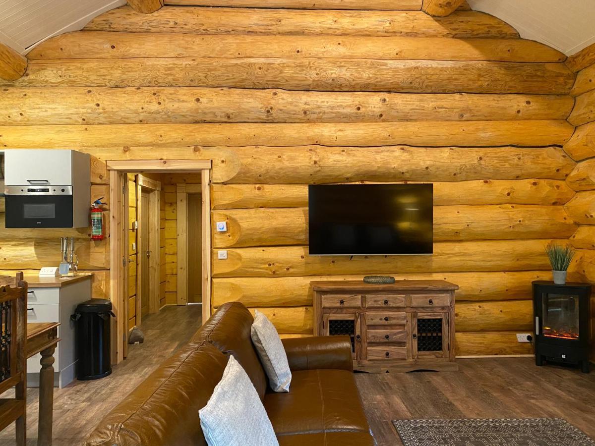 Ewes Water Log Cabins Langholm 外观 照片