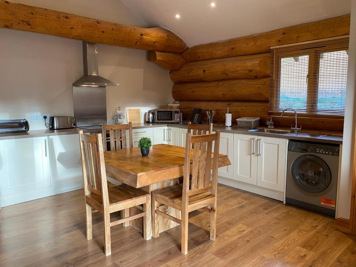 Ewes Water Log Cabins Langholm 外观 照片